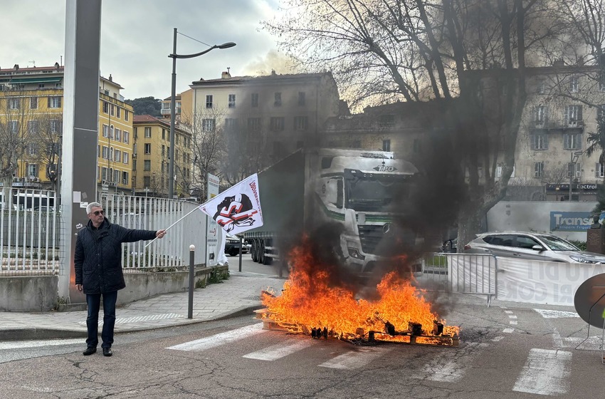 Ajaccio : le STC bloque l'entrée du port et exige le départ du directeur de l'hôpital