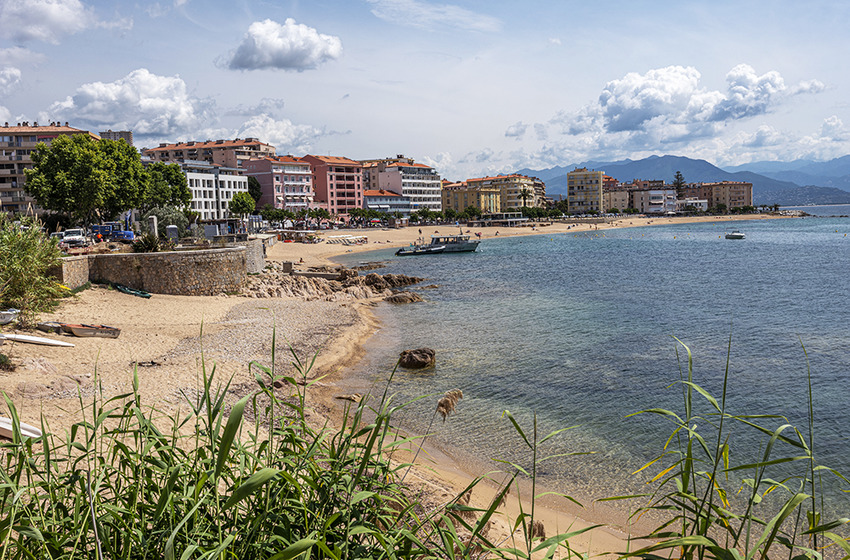Des vols sur les plages ajacciennes signalés par des internautes 