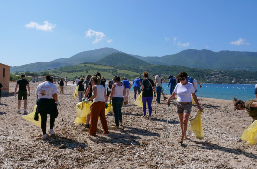 La plage de Lava nettoyée par une trentaine de volontaires dans le cadre du festival de la Méditerranée