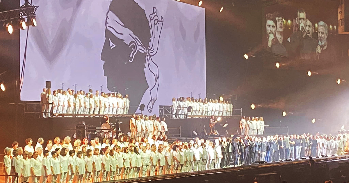 Le grand concert Corsu Mezu Mezu réunit 20 000 spectateurs dans la salle de  La Défense Arena à Paris