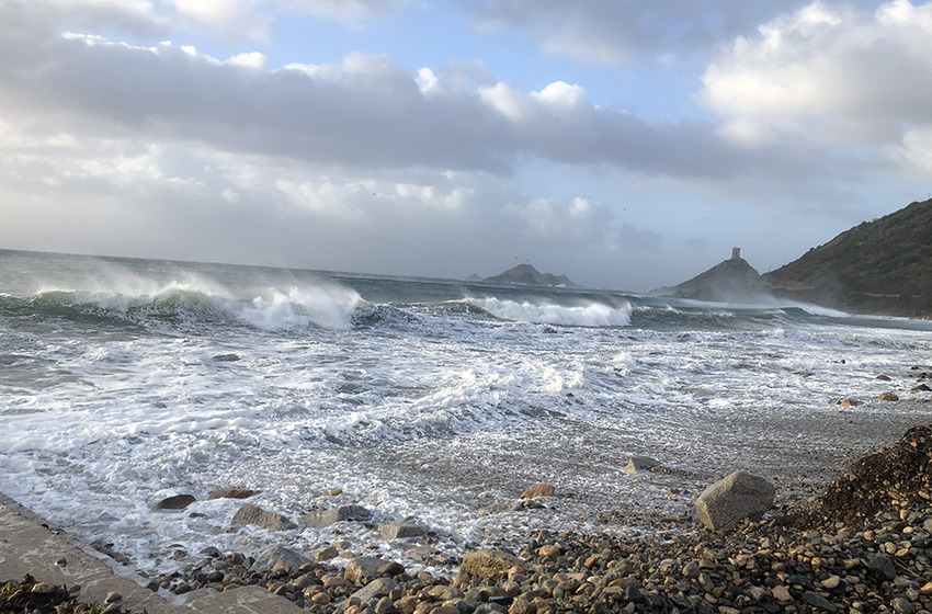 Prudence : de fortes vagues sont attendues sur les plages de la côte occidentale de la Corse