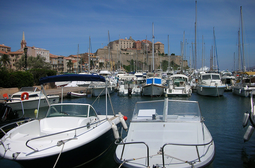 Quatre bateaux de promenade en mer incendiés à Calvi 
