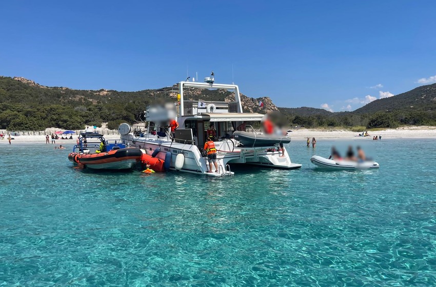 Un bateau de quinze mètres percute les écueils de la Cala di Roccapina : intervention des secours