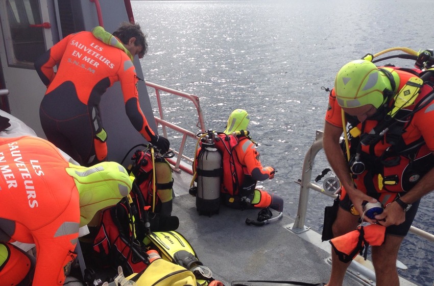 Un catamaran victime d’une collision avec voie d’eau : cinq personnes secourues