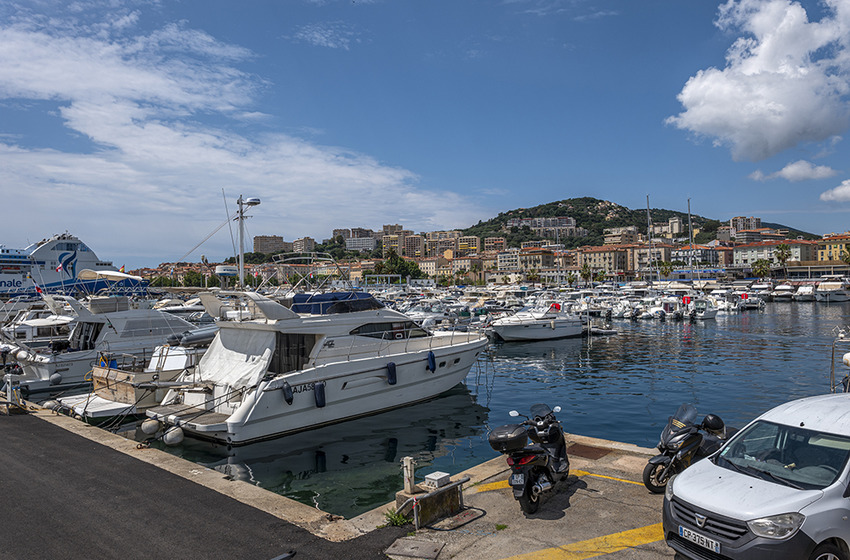 Un homme disparaît dans le port à Ajaccio